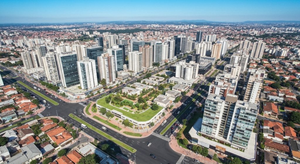 Crescimento urbano e imobiliário em cidade moderna, indicando potencial de investimento em 2026.