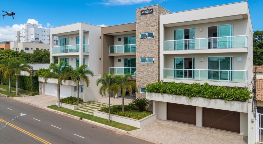 Casa moderna com placa de 'Vendido' indicando venda rápida.