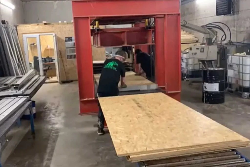 Trabalhadores instalando painéis pré-fabricados em obra residencial no Brasil