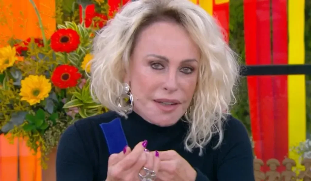 Ana Maria Braga sorrindo no estúdio do programa 'Mais Você'
