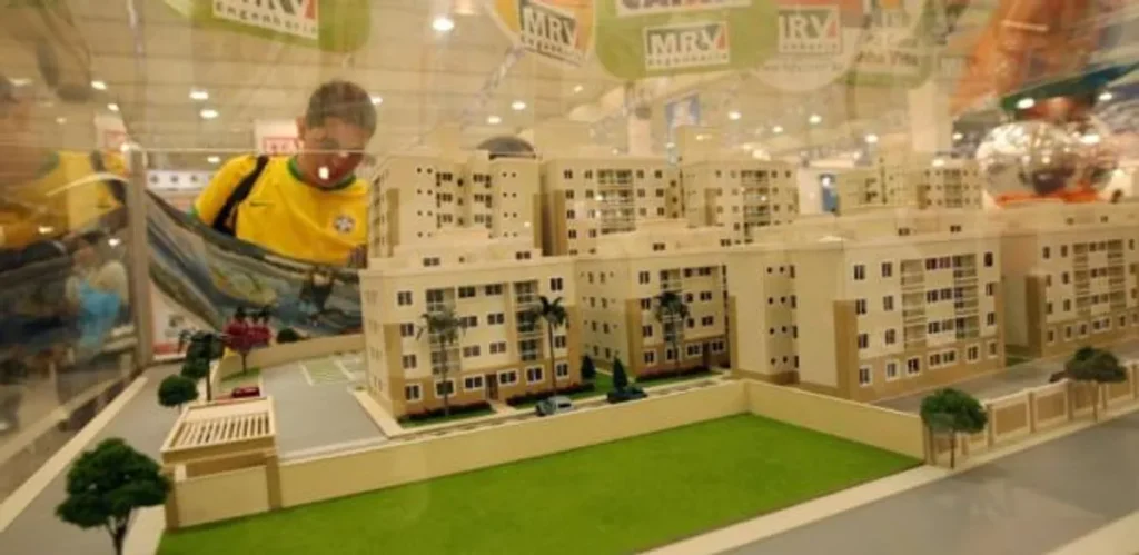 Família brasileira celebra a compra de uma casa em bairro residencial.
