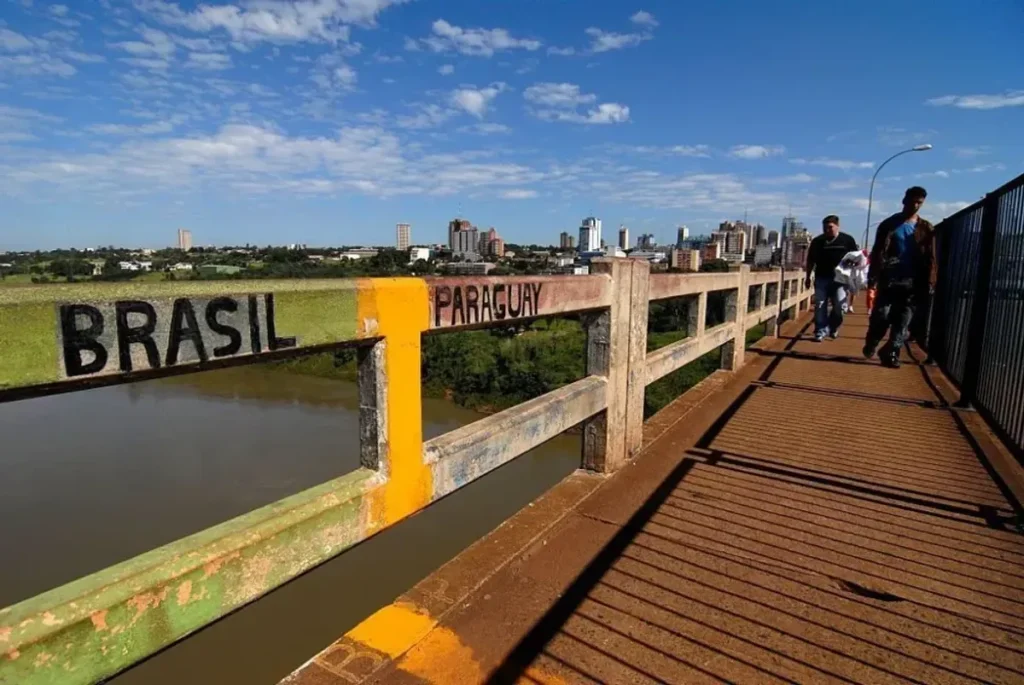 Família brasileira celebra a nova vida no Paraguai em Ciudad del Este.