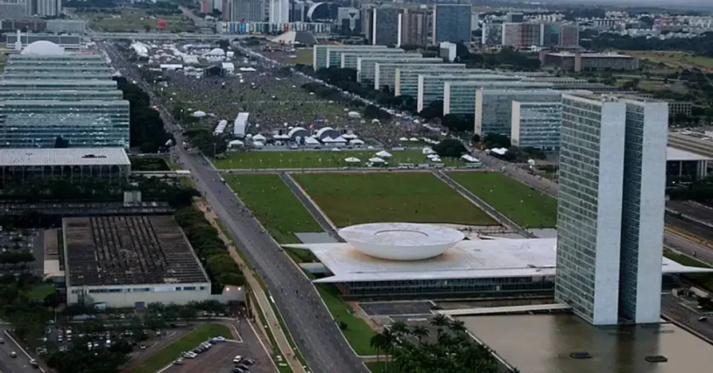 Condomínio de alto padrão em Brasília com arquitetura moderna e paisagismo