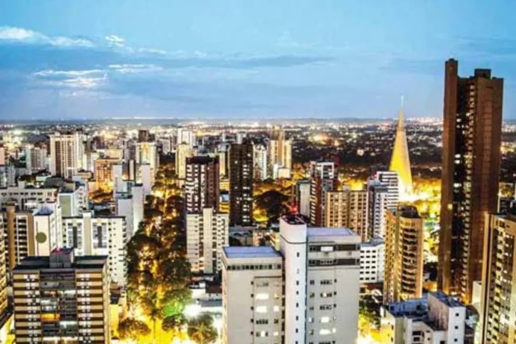 Edifício de imóveis de luxo em Brasília ao pôr do sol