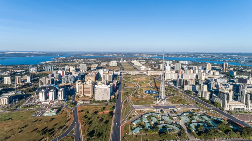 Edifício de alto padrão em Brasília ao pôr do sol