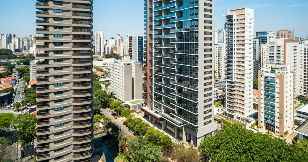 Mansão de luxo em Brasília com arquitetura moderna e piscina iluminada à noite