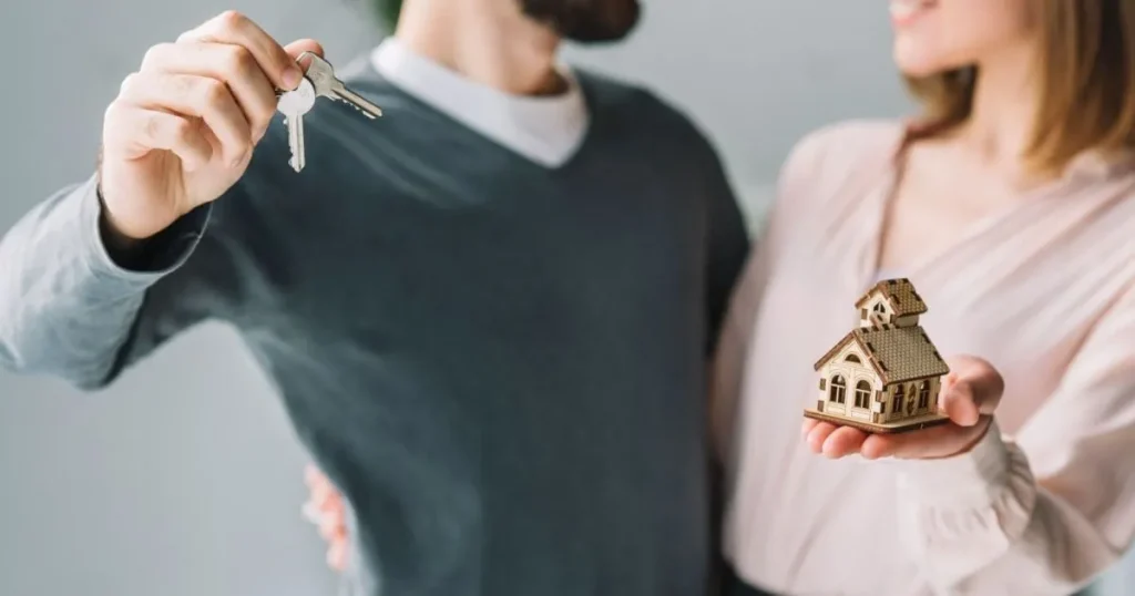 Família feliz discutindo planos para comprar um novo imóvel com um arquiteto