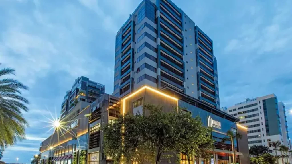 Edifício comercial em Brasília celebrando os 50 anos do Grupo Paulo Octávio ao pôr do sol.