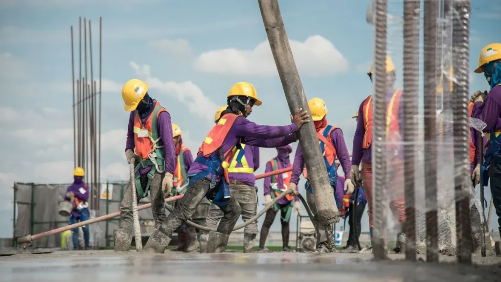 Canteiro de obras movimentado na Paraíba, mostrando a atividade da construção civil.