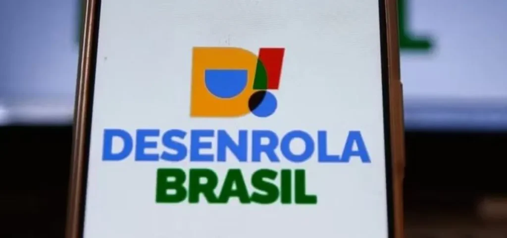 Especialista em educação financeira orientando sobre o Desenrola Brasil 2.0
