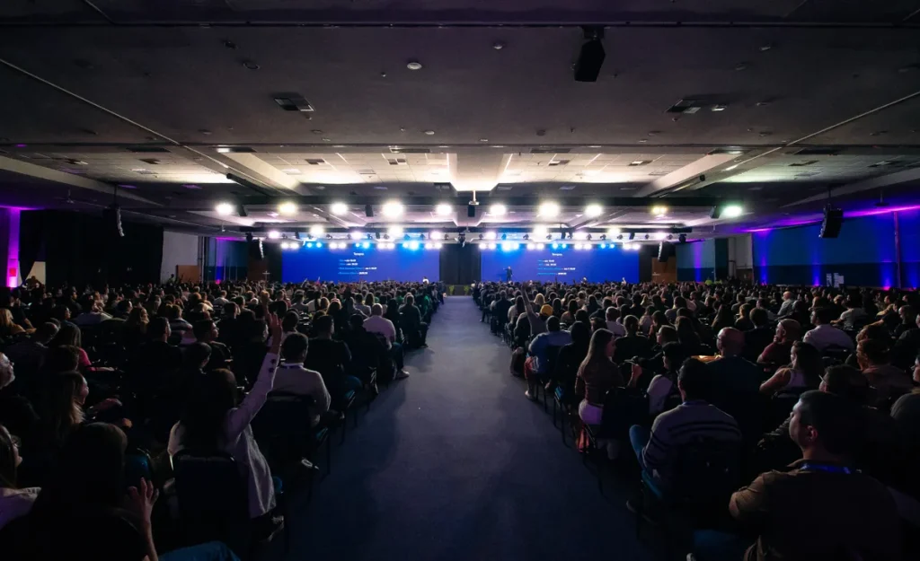 Gestores imobiliários assistindo a uma palestra no CUPOLA Summit 2026 em Curitiba.