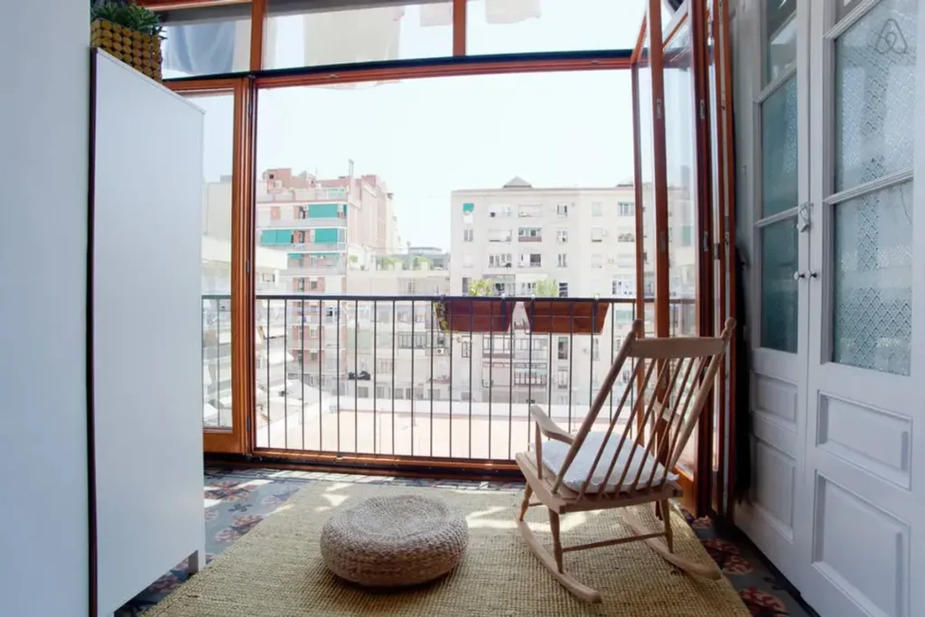 Edifício residencial moderno na Paraíba ao entardecer, refletindo o impacto de decisões judiciais no mercado imobiliário.