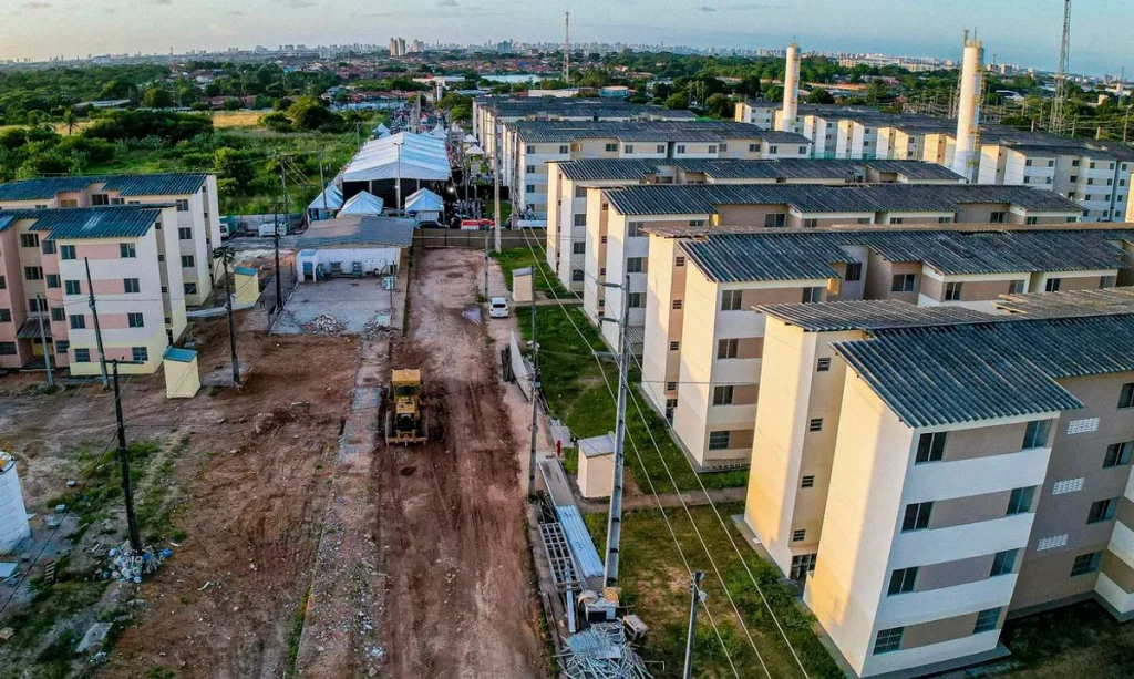 Executivos de setor imobiliário discutindo gráficos de queda após anúncio do Desenrola 2.0 e liberação de FGTS.