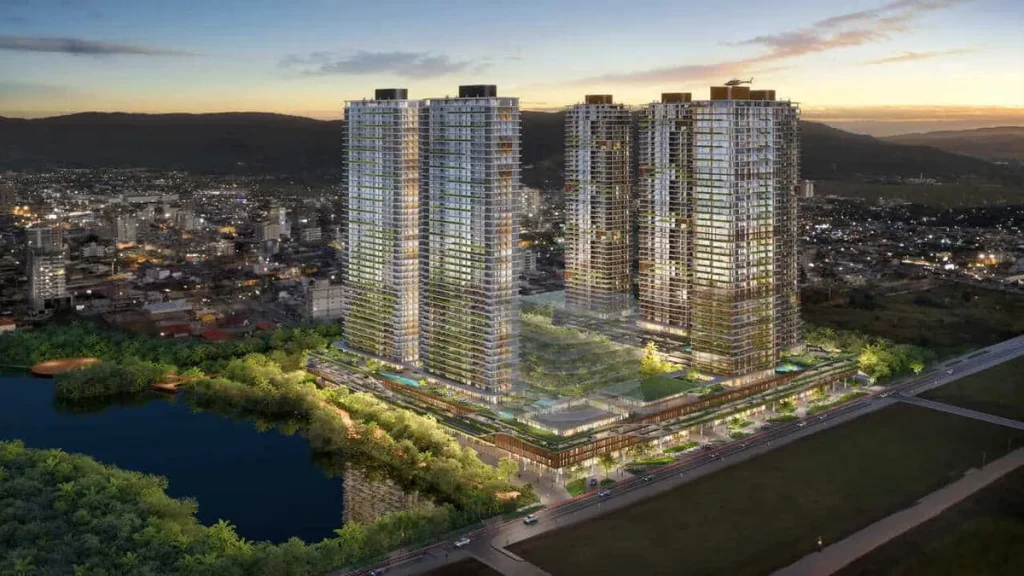 Vista aérea de megaempreendimento imobiliário em Porto Belo, SC, com torres residenciais, praia e mar azul.