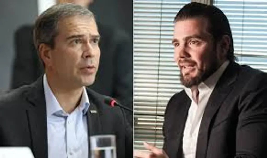 Executivos em reunião secreta discutindo negócios financeiros