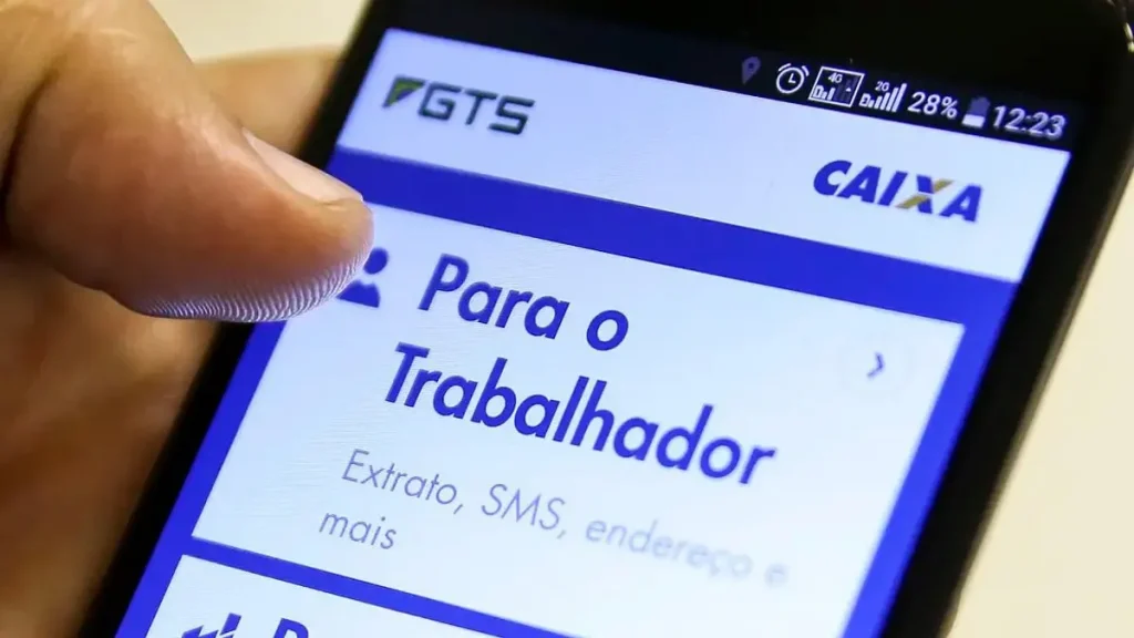 Pessoa analisando no celular a possibilidade de usar o FGTS para quitar dívidas