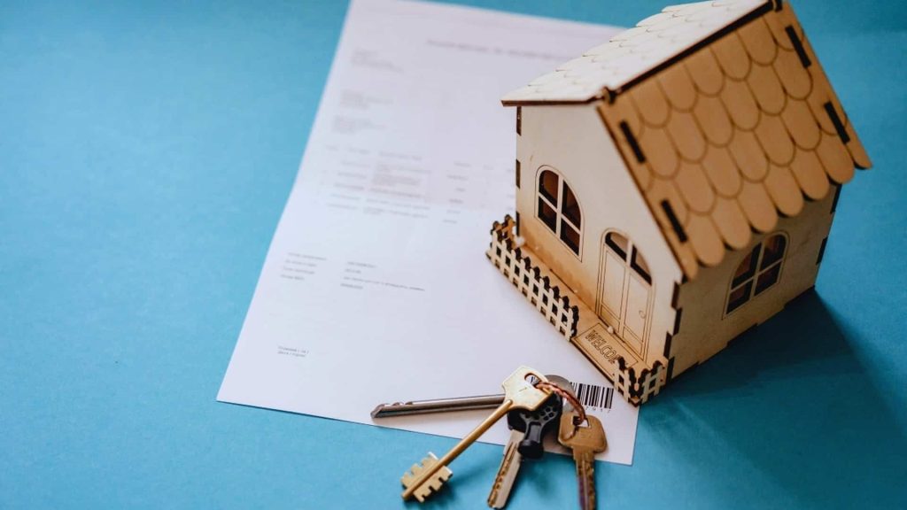 Família feliz assinando contrato de financiamento imobiliário
