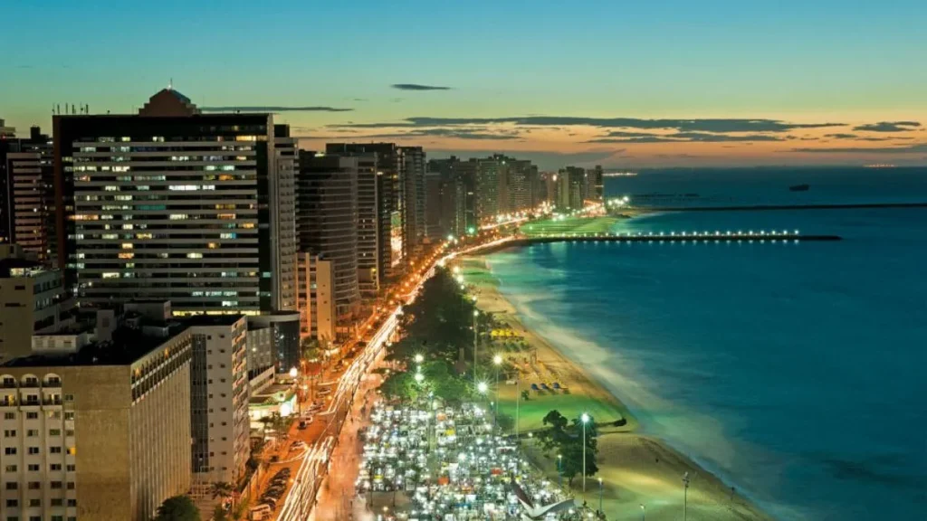 Bairro em expansão em Fortaleza com novos edifícios residenciais e prédios habitados.
