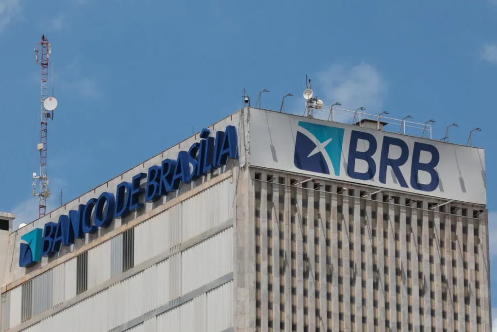 Executivos discutindo documentos financeiros em sala de reunião
