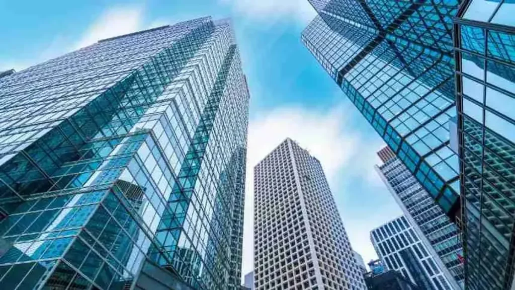 Executivos discutindo o desempenho de fundos imobiliários em sala de reunião moderna