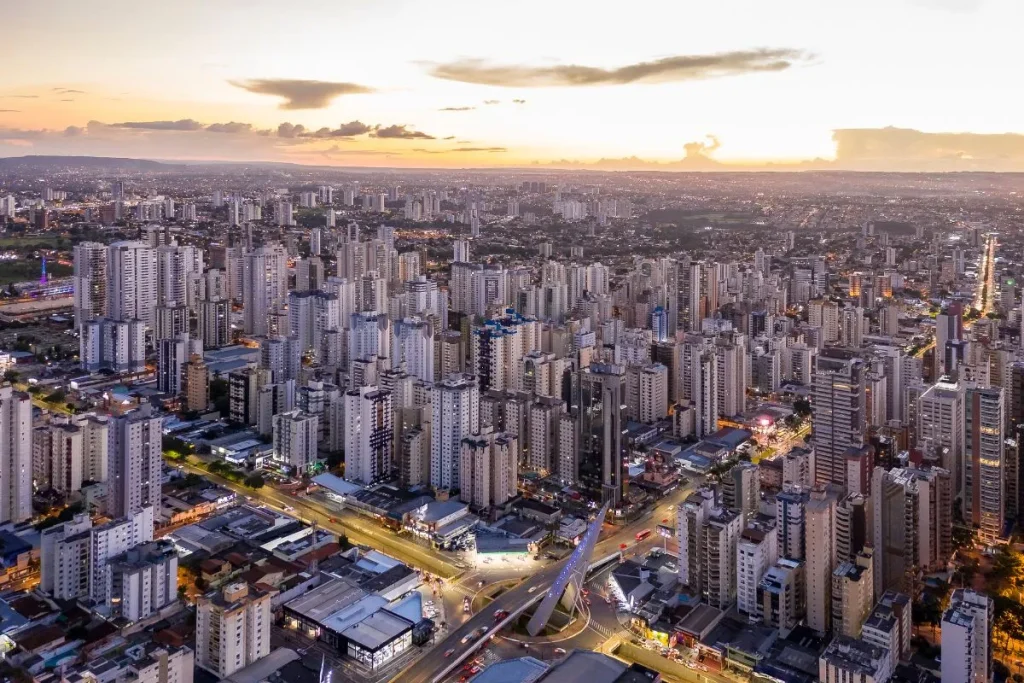 Vista aérea de Goiânia, destacando edifícios de alto padrão e expansão urbana.
