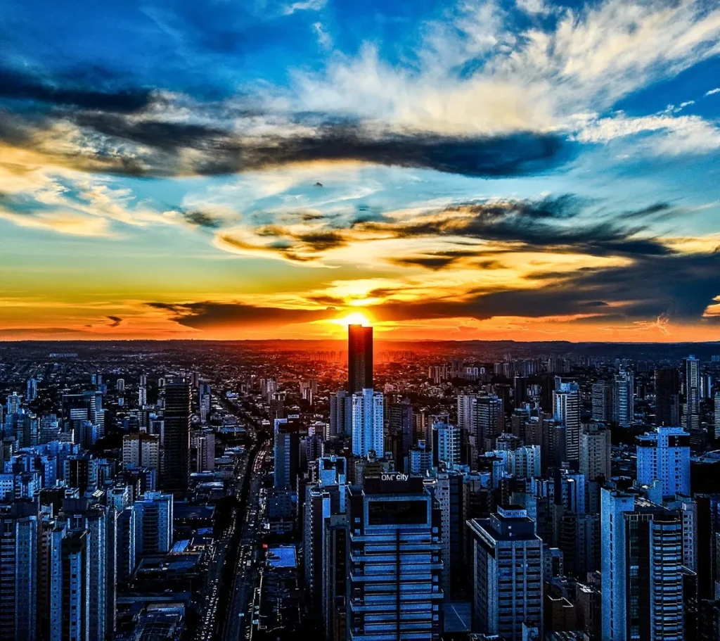 Prédio residencial de luxo em Goiânia com arquitetura moderna e áreas verdes