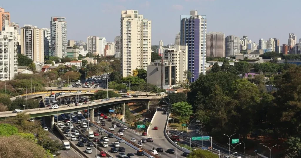 Novo empreendimento habitacional em área central revitalizada de uma capital brasileira, com transporte público e pessoas