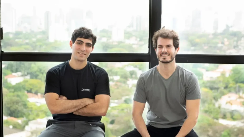 Profissional analisa dados de inteligência artificial em um laptop em um escritório moderno, representando a inovação no setor imobiliário.
