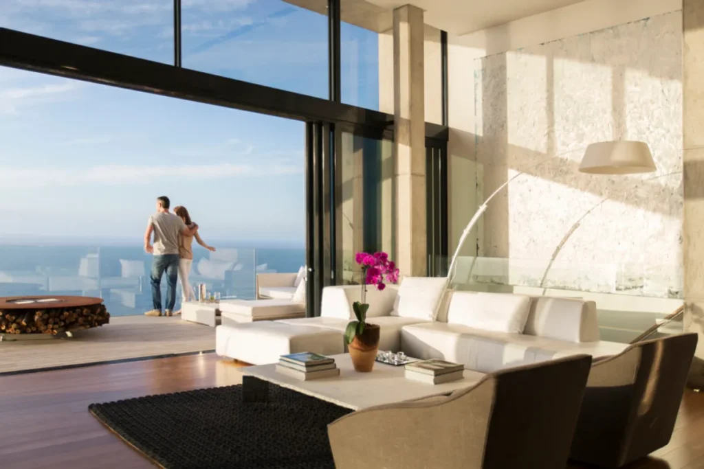 Interior de imóvel de luxo com foco em saúde e bem-estar, destacando luz natural e elementos naturais.