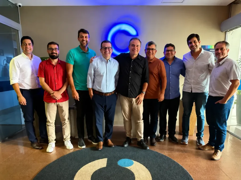 Consultor imobiliário apresenta maquete de empreendimento no Imóvel Fest 2026 em Fortaleza para um casal de clientes.