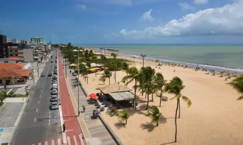Jovens aproveitam a tranquilidade e a beleza de João Pessoa.