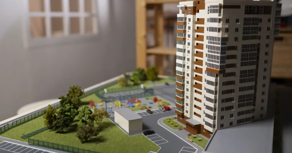 Rua de bairro valorizado com prédios residenciais modernos, comércio e transporte público