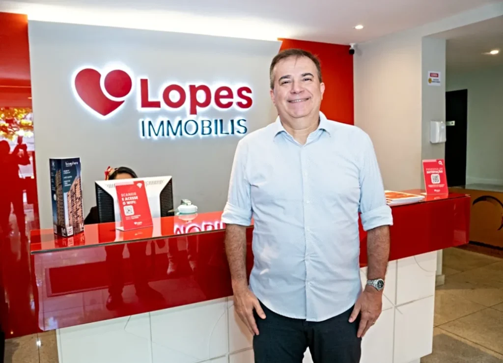 Prédio moderno de alto padrão em Fortaleza com o pôr do sol ao fundo.