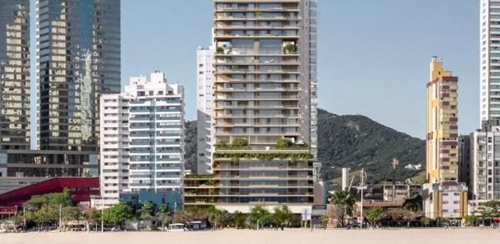Edifício residencial de luxo com design de grife, destacando arquitetura sofisticada e elementos de marca