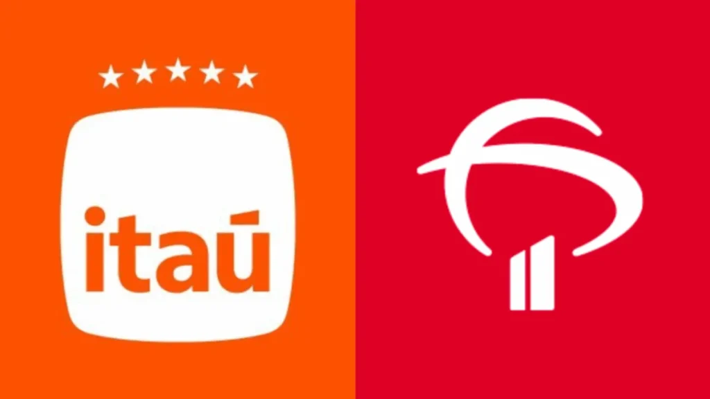 Auditório de leilão de imóveis com participantes atentos e tela mostrando lances do Itaú e Bradesco