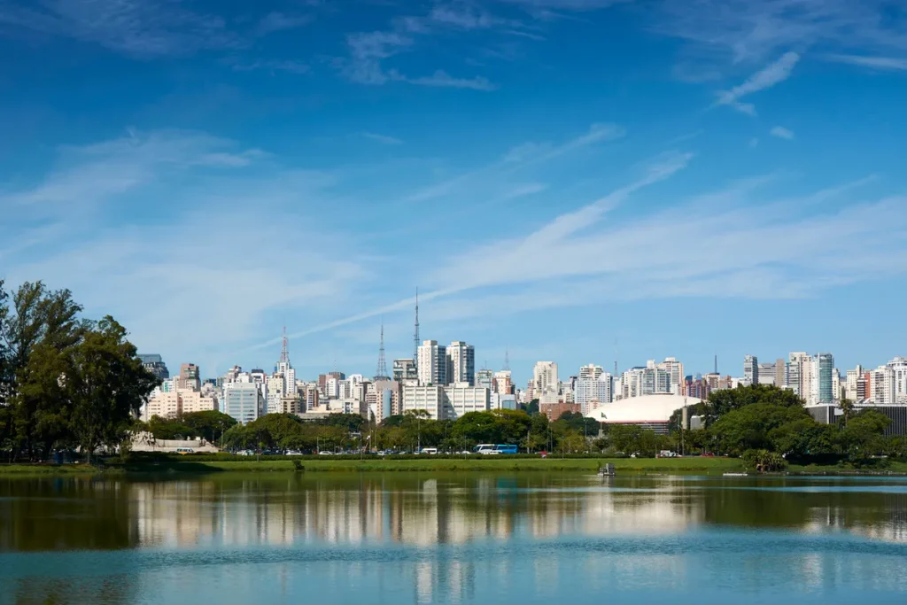Contraste entre mercado imobiliário popular e de alto padrão em 2026 no Brasil