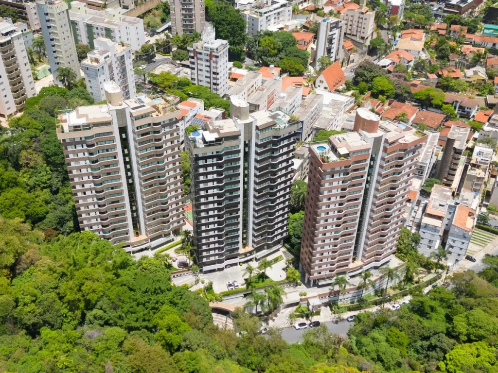 Corretor de imóveis utilizando tecnologia para apresentar dados de crescimento do mercado