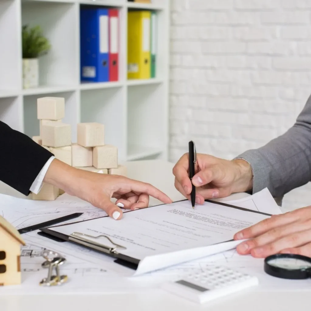 Documentos de avaliação imobiliária e relatórios técnicos sobre uma mesa, simbolizando a nova era de fiscalização tributária e patrimonial.