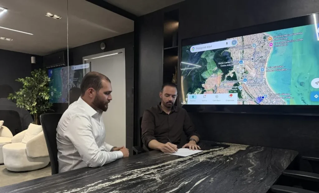 Moderno empreendimento imobiliário em expansão em João Pessoa, com praia e construção ao fundo.