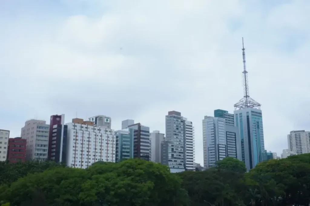 Ruas residenciais brasileiras com placas de 'vende-se' indicando o mercado imobiliário