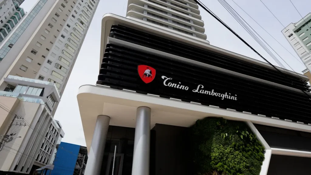 Fachada do Tonino Lamborghini Residences Balneário Camboriú, o primeiro residencial da marca no mundo.