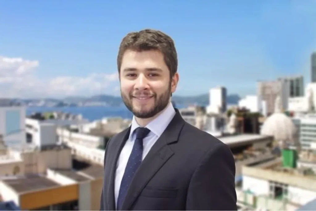 Corretor de imóveis demonstra uso de realidade aumentada para clientes em apartamento
