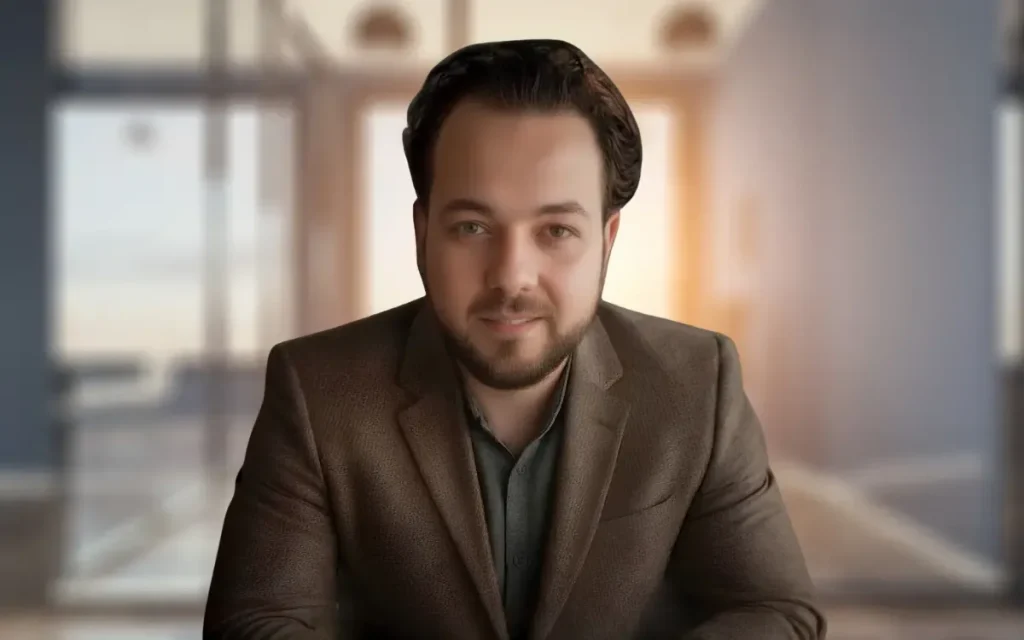 Escritório de advocacia com documentos e laptop, representando planejamento tributário para holdings.