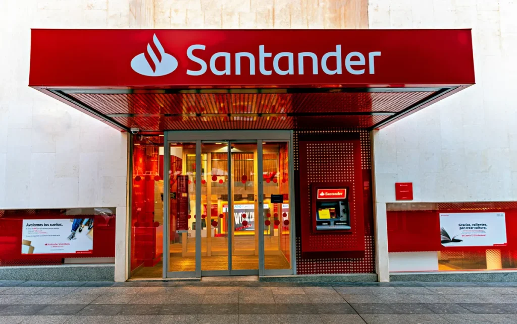 Família feliz celebra a compra de imóvel com novo financiamento