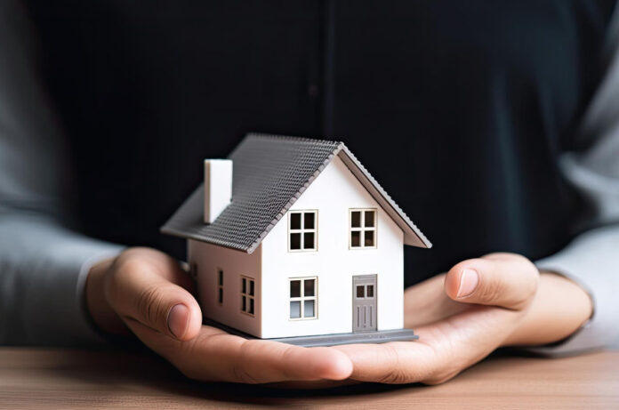 Família feliz recebe chaves de casa nova com financiamento do Santander