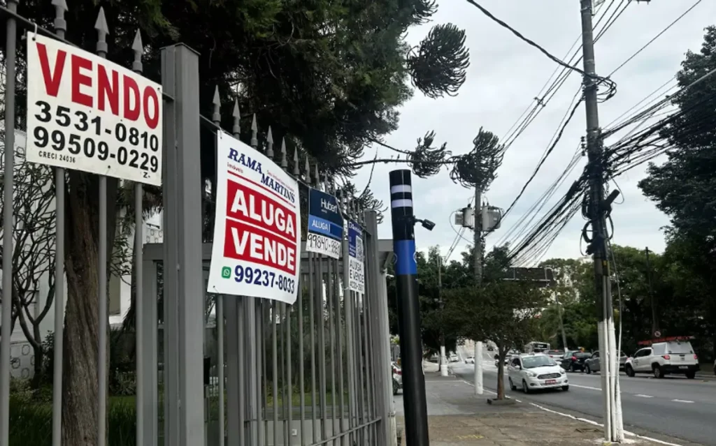 Família brasileira preocupada com a distância do sonho da casa própria em 2026.