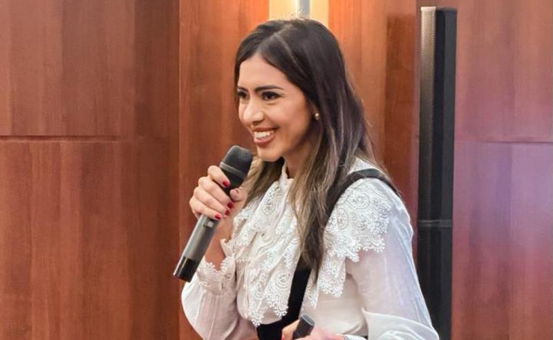Sophia Martins palestrando sobre protagonismo feminino no mercado imobiliário em Balneário Camboriú
