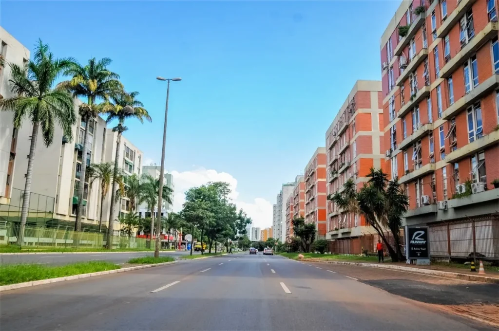 Placa de condomínio com gráfico de aumento de custos no Distrito Federal
