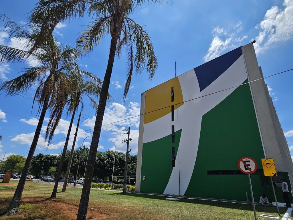 Visão aérea de um novo empreendimento imobiliário em construção no Distrito Federal, com destaque para a arquitetura moderna e a proximidade com áreas verdes.