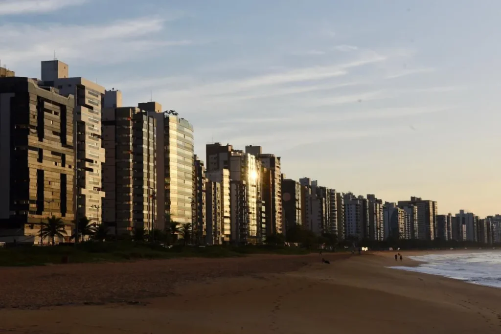 Paisagem urbana de Vila Velha com prédios modernos e praia em 2026.